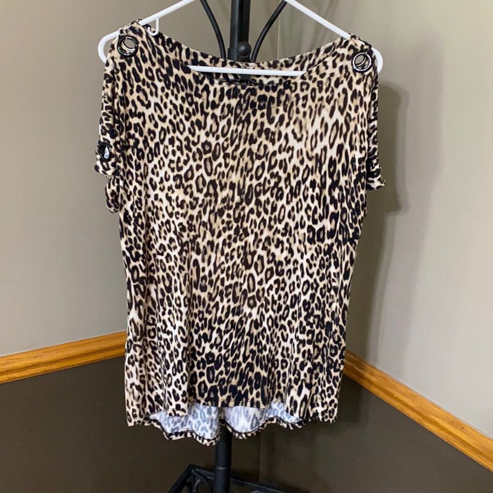 Cable & gauge leopard print cold shoulder top size medium - Picture 4 of 6